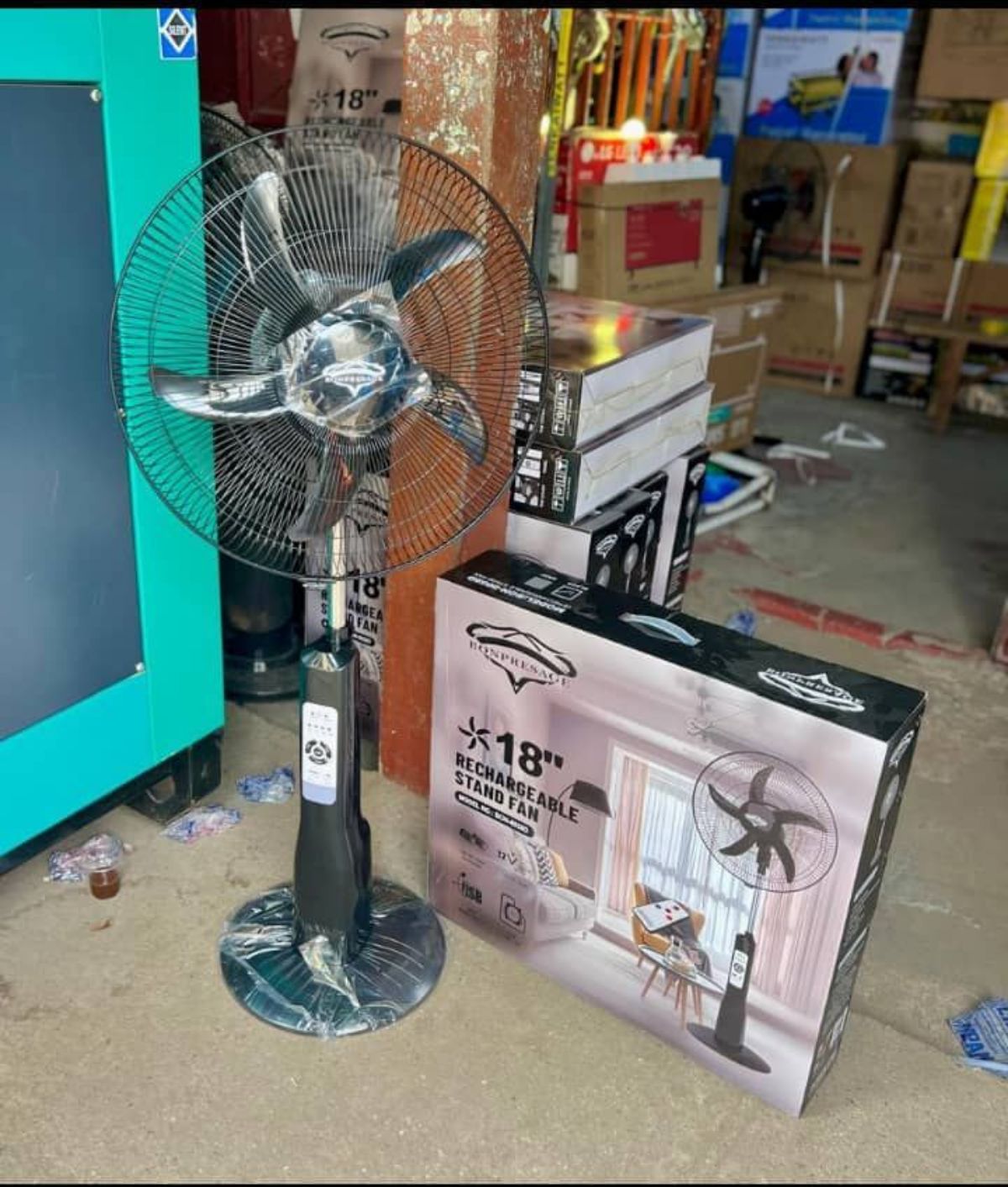Ventilateur rechargeable 18&Prime;