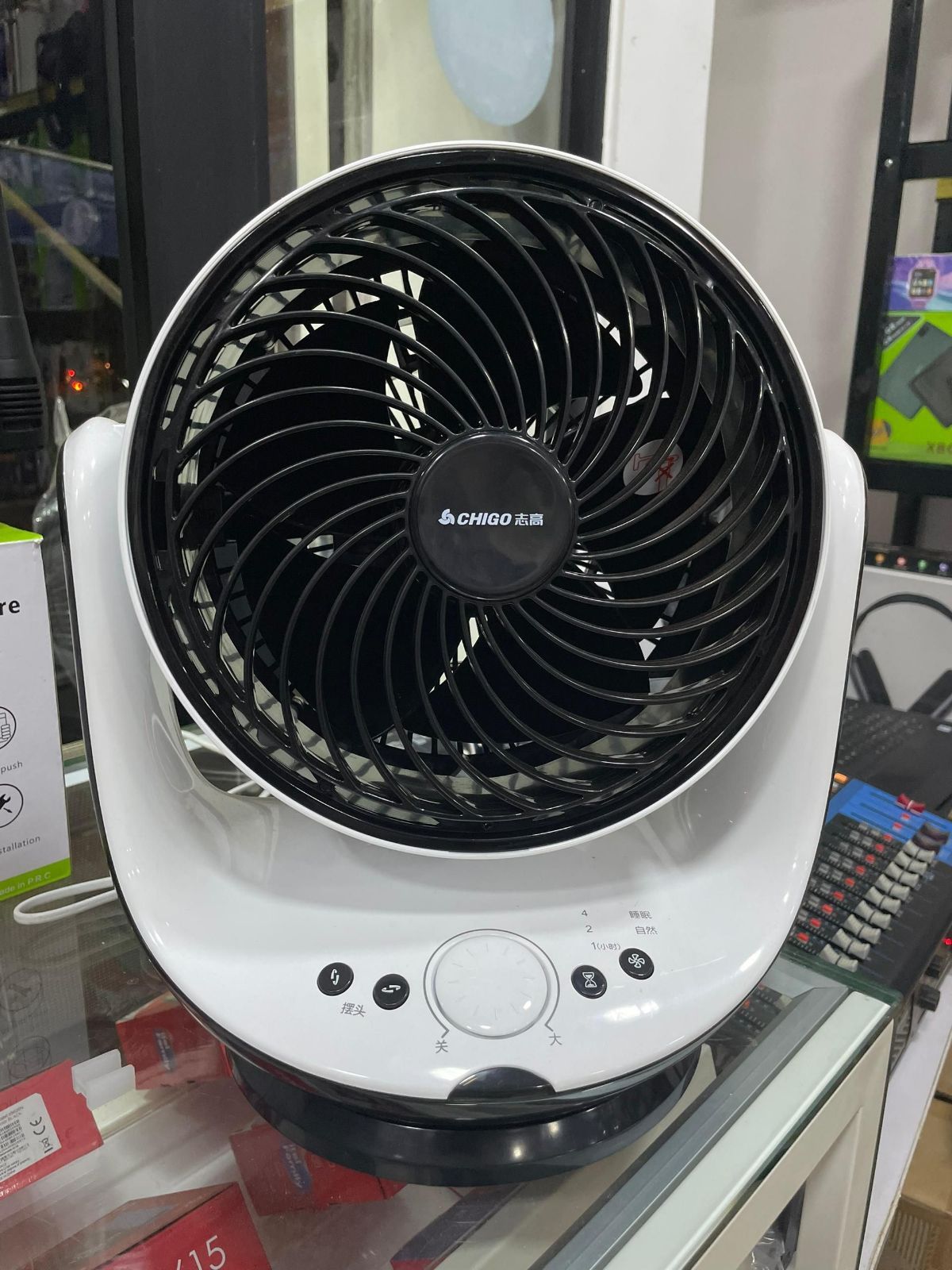 Ventilateur de table 
Rotatif gauche-droite, haut
