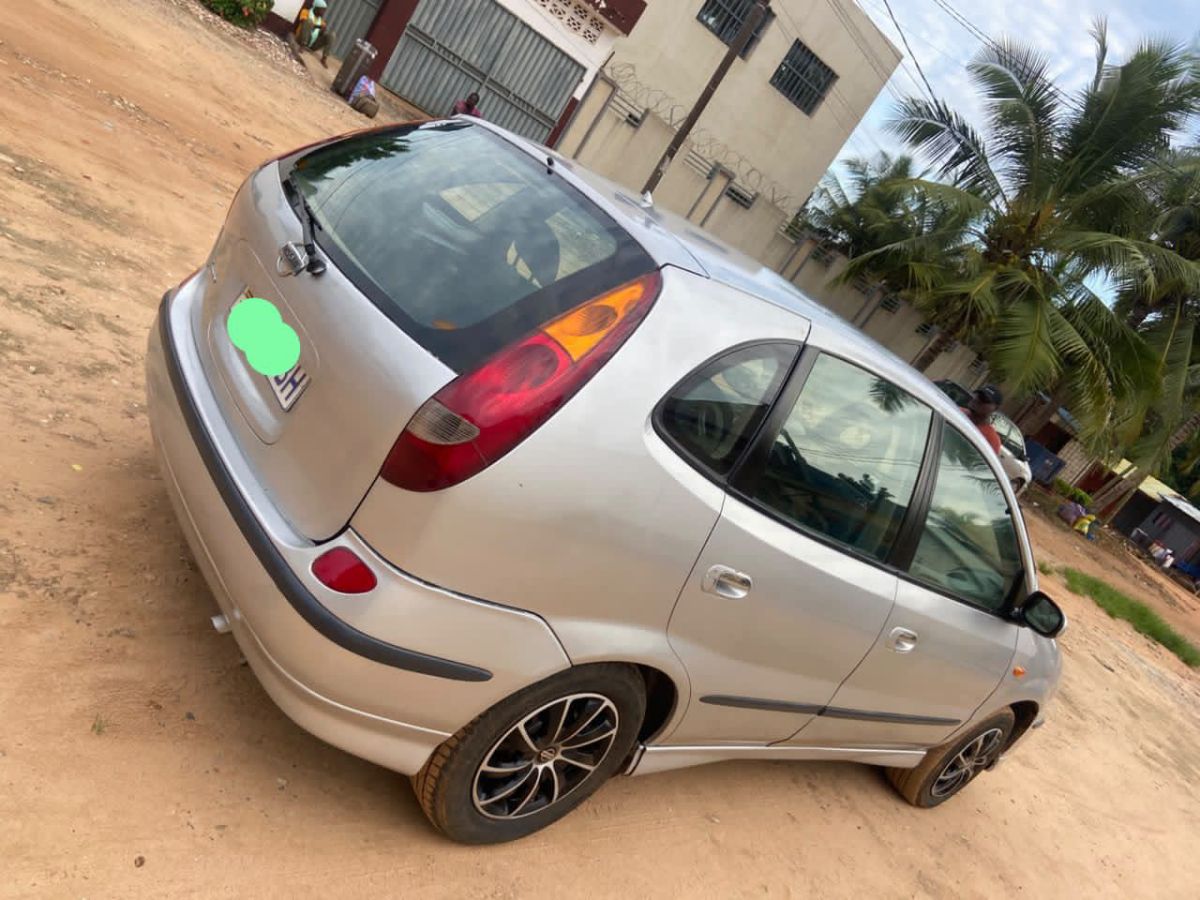 Nissan Almera Tino