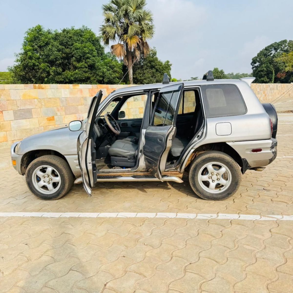 Toyota RAV4 - photo 2