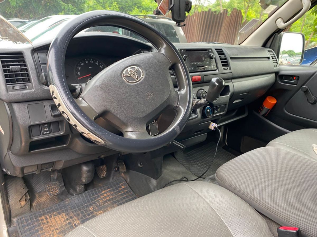 TOYOTA HIACE 2010 - photo 2