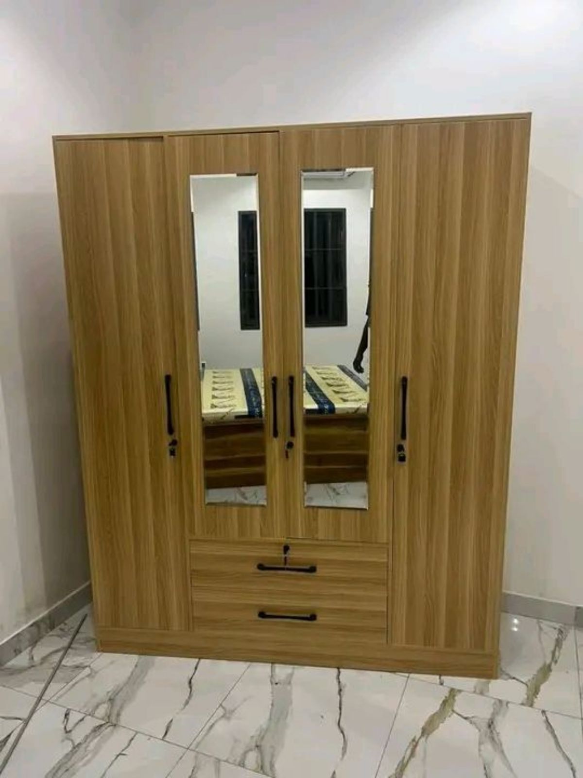 ARMOIRE EN BOIS 4 BATTANTS AVEC MIRROIR ET 2 TOIR