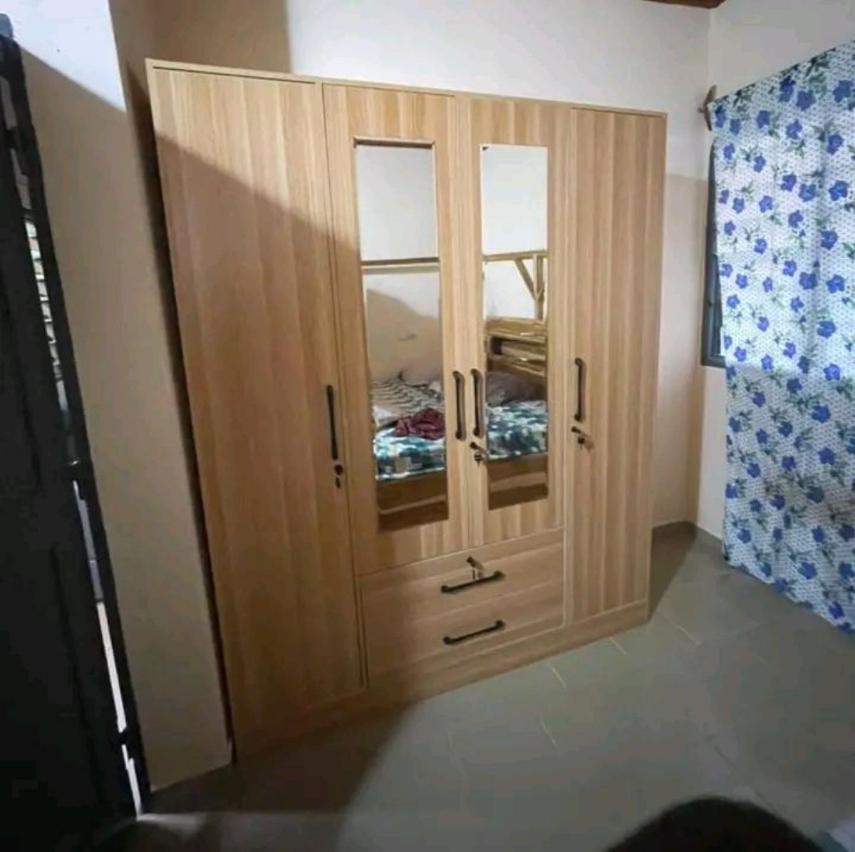 ARMOIRE EN BOIS 4 BATTANTS AVEC MIRROIR ET 2 TOIR - photo 3