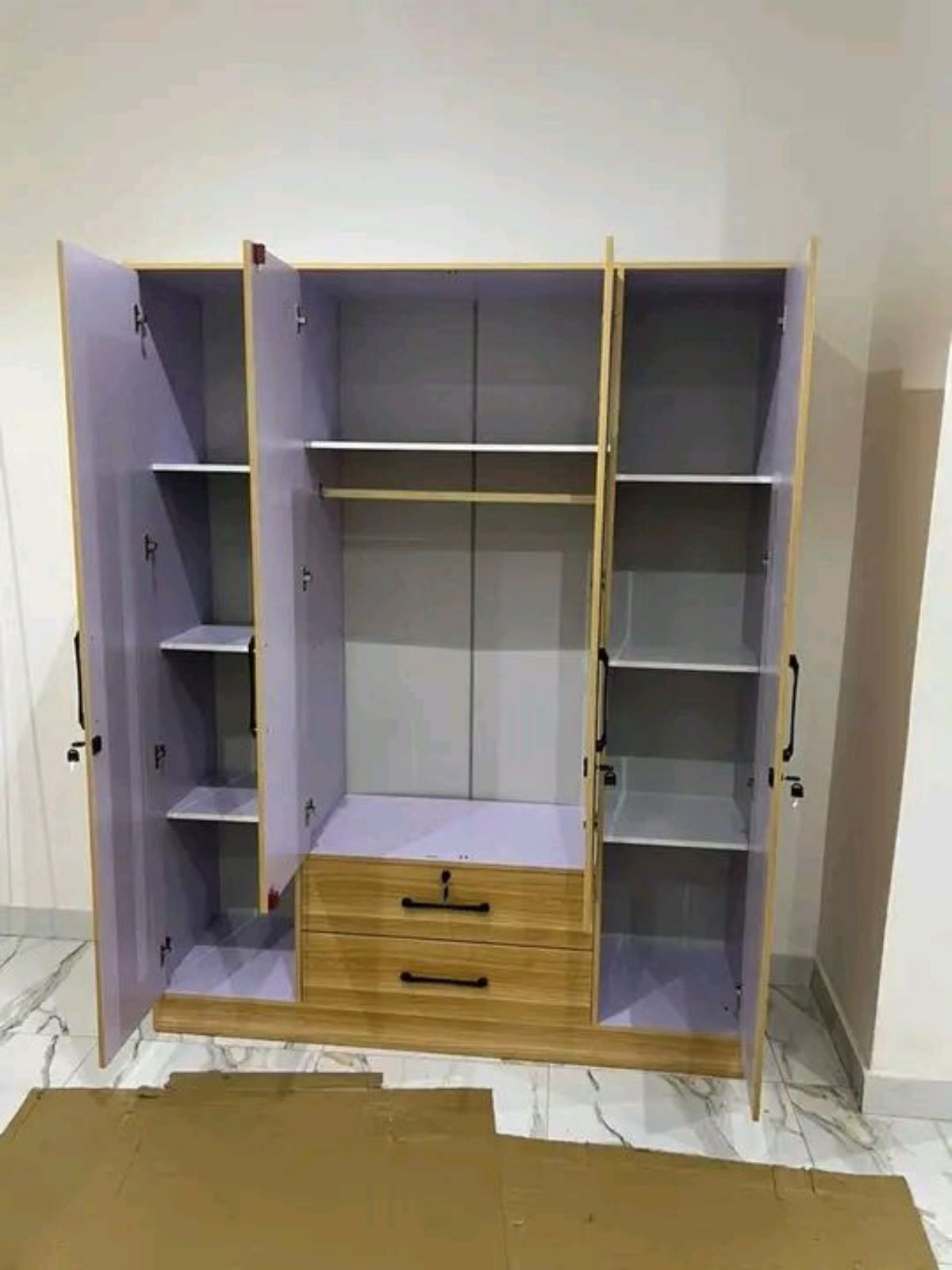 ARMOIRE EN BOIS 4 BATTANTS AVEC MIRROIR ET 2 TOIR - photo 2