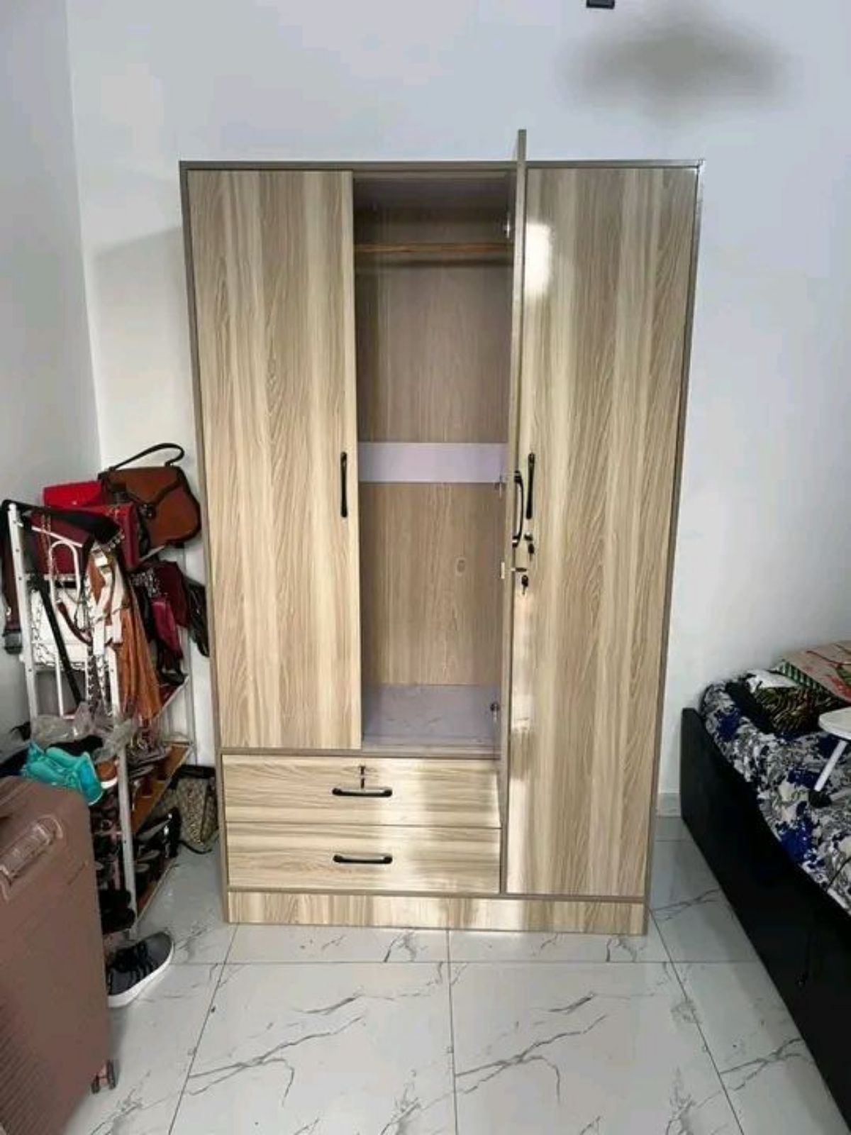 ARMOIRE 3N BOIS 3 BATTANTS AVEC MIRROIR ET 2 TIRO - photo 3