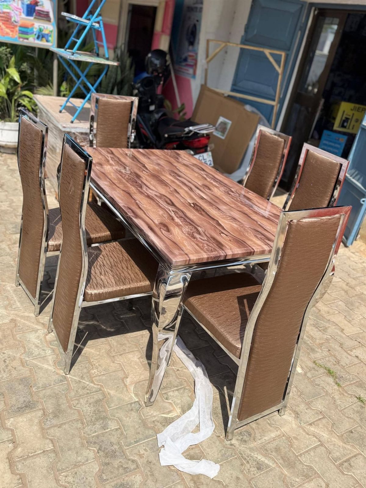 Table à manger Royale avec 06 chaises