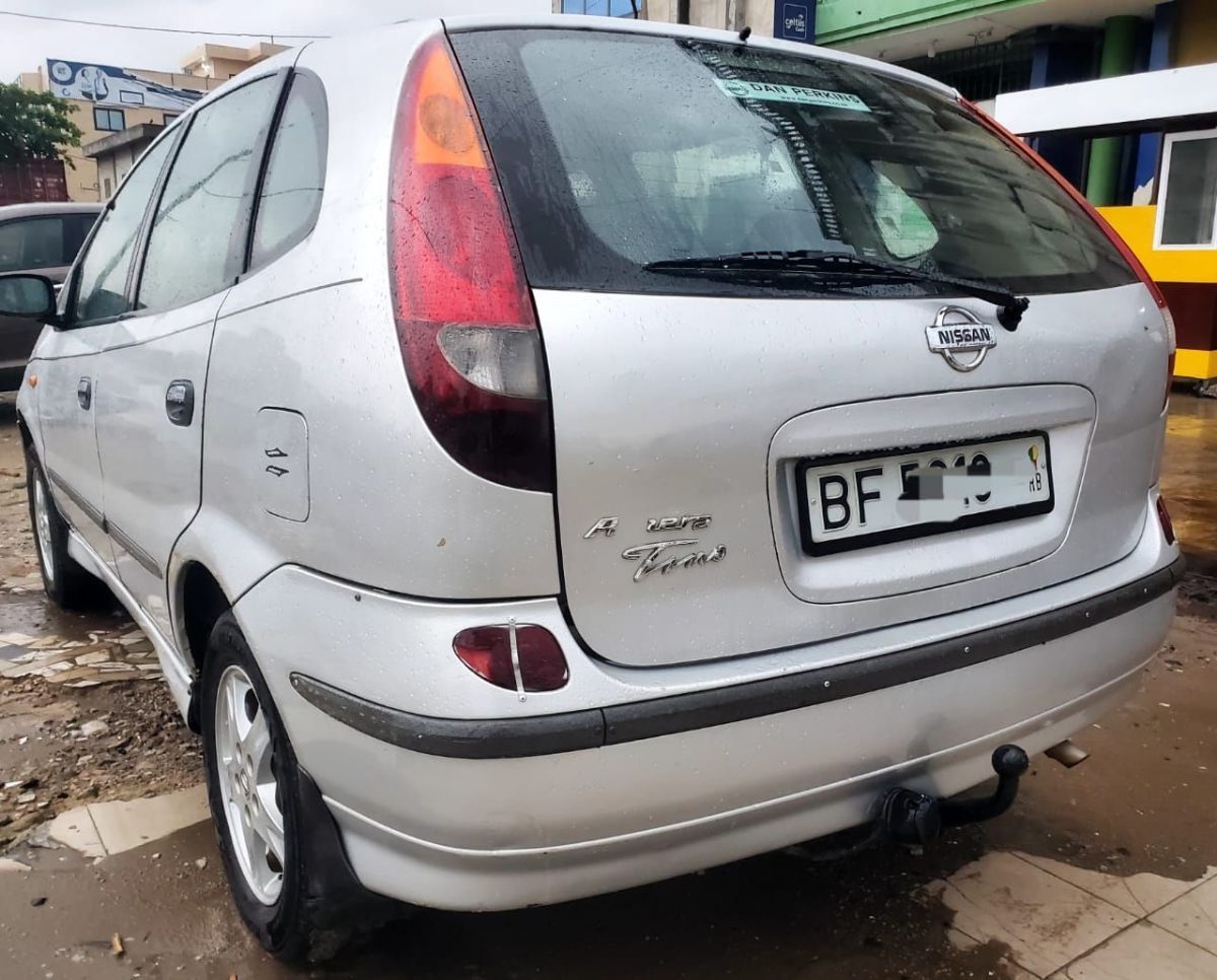 Nissan TINO 2003
Manuelle Petit moteur