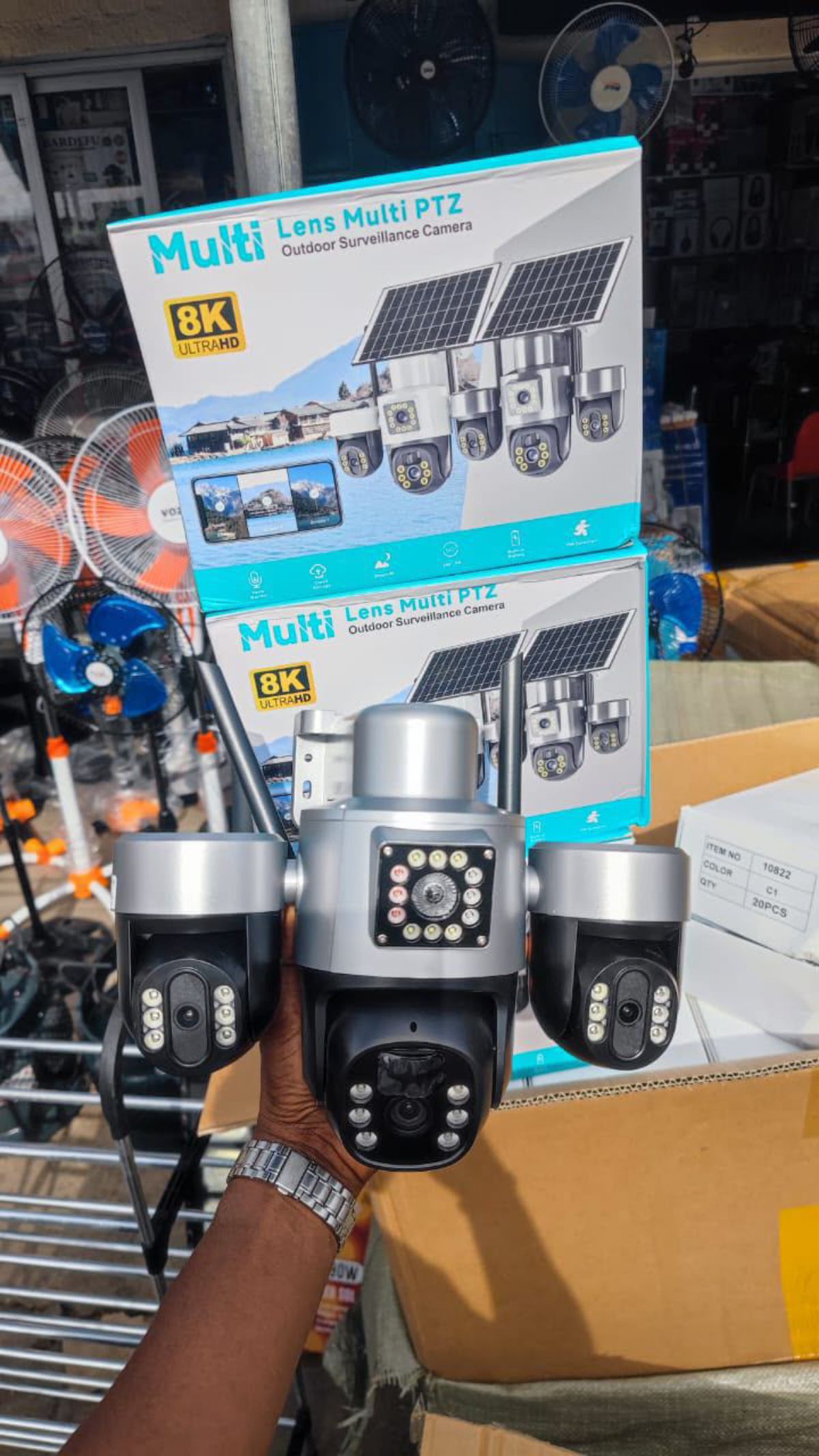 Caméra de surveillance 8k avec panneaux