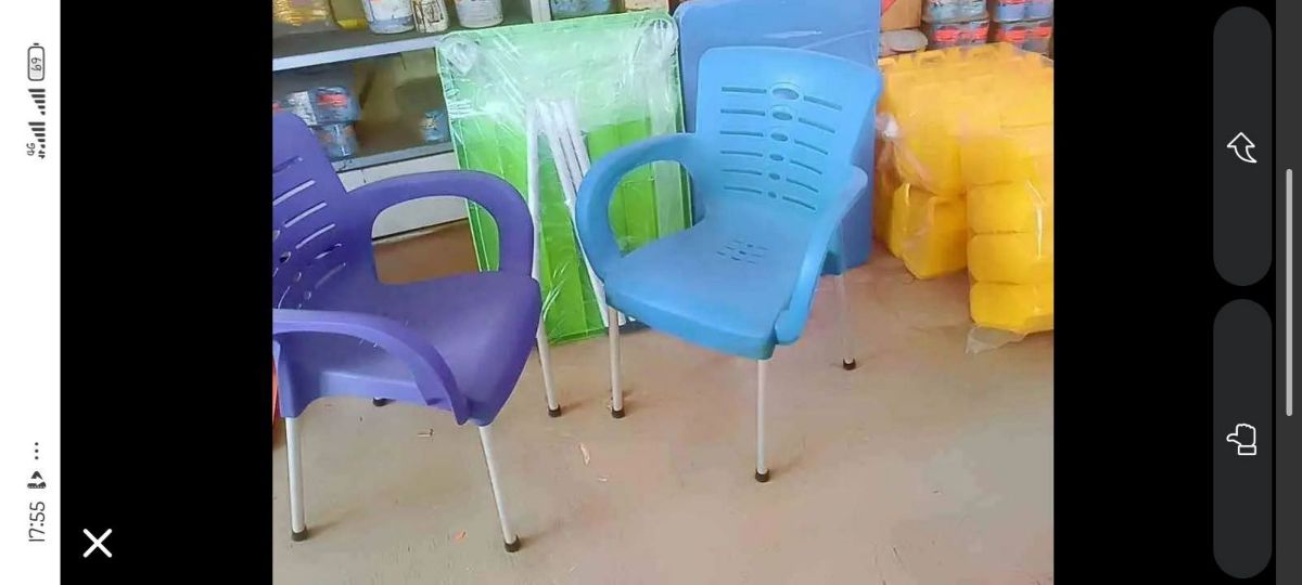 Chaise et table en plastique