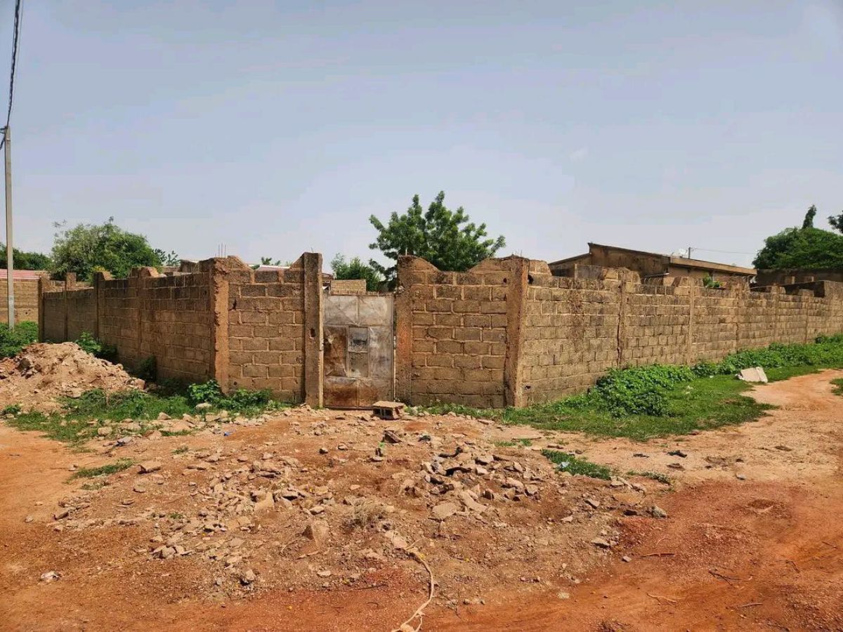 PARCELLE PAN COUPÉ À CITE RELAIS BASSINKO