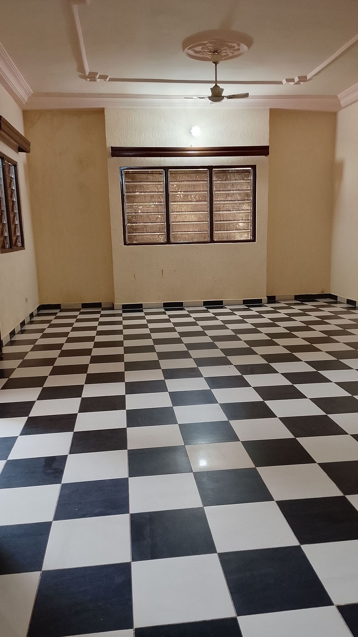 Appartement bien scindé en cour unique de 6 chamb - photo 2