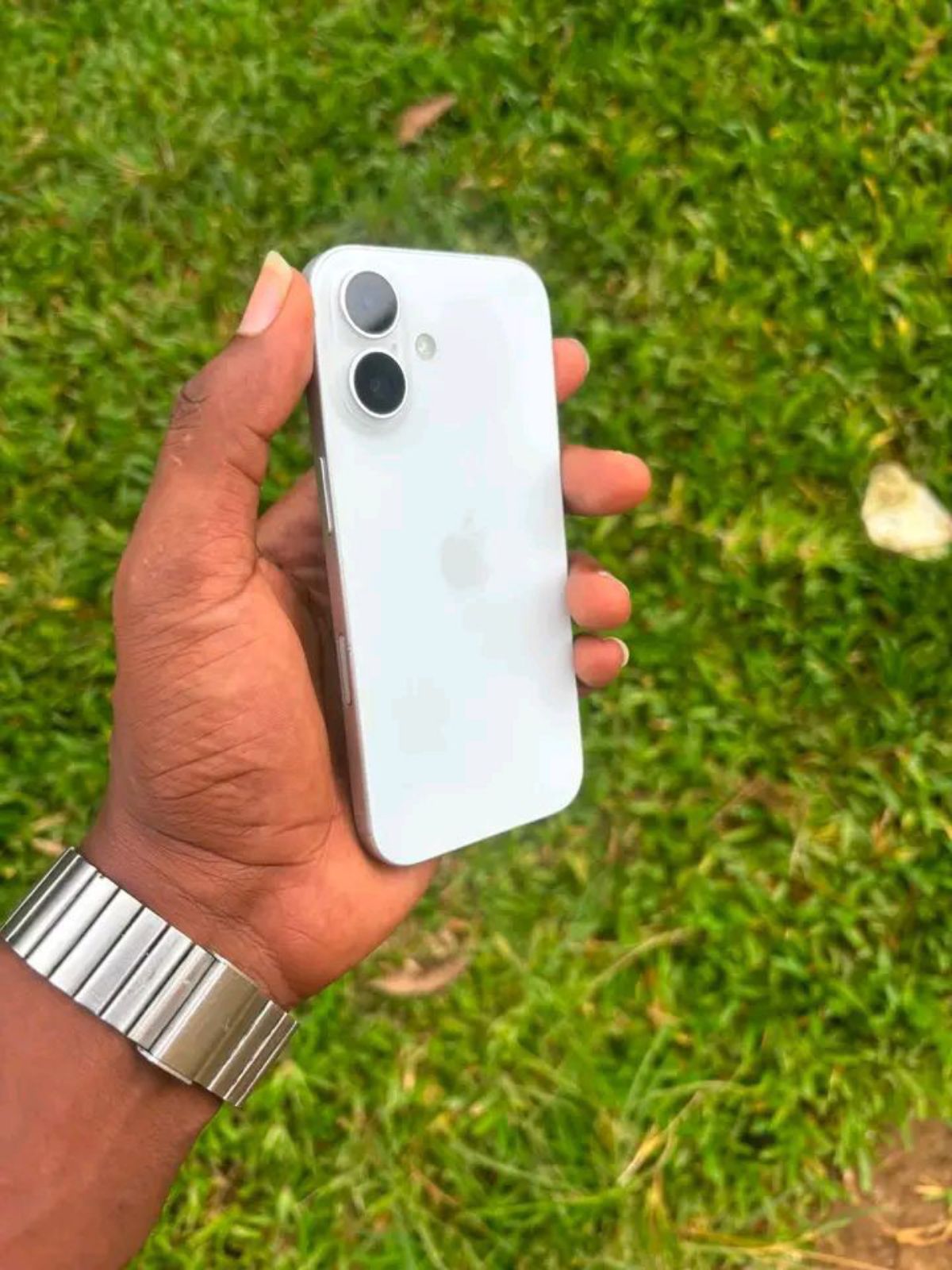 iPhone 16 - photo 2