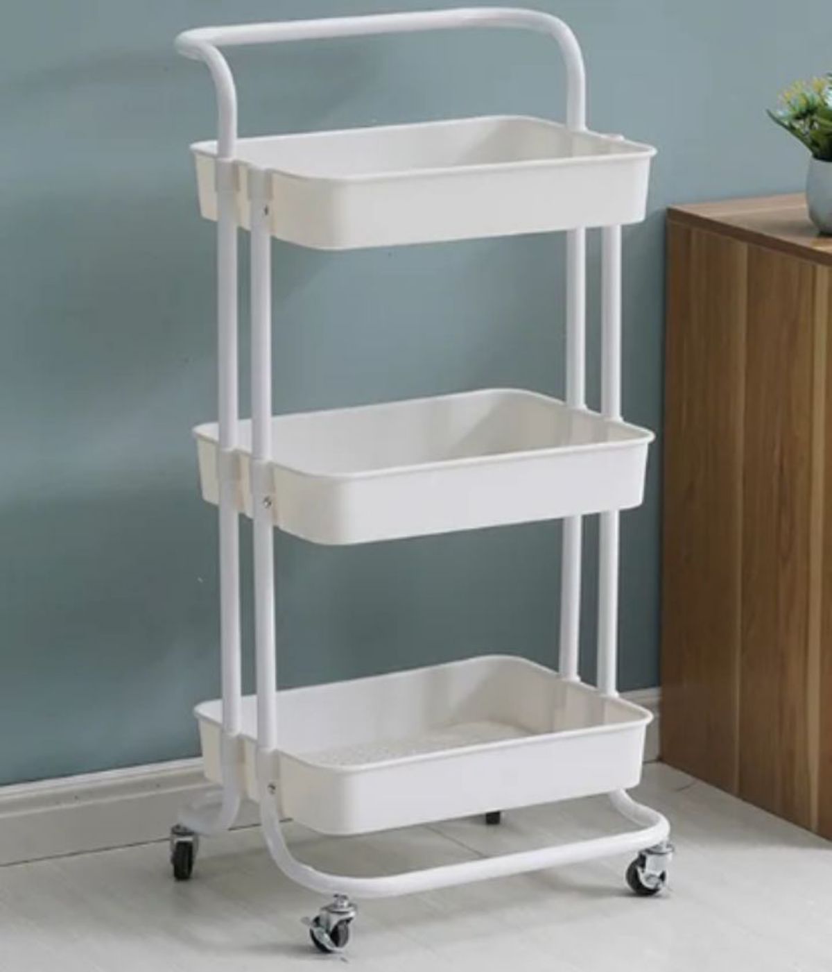 Chariots métalliques avec des paniers plastiques