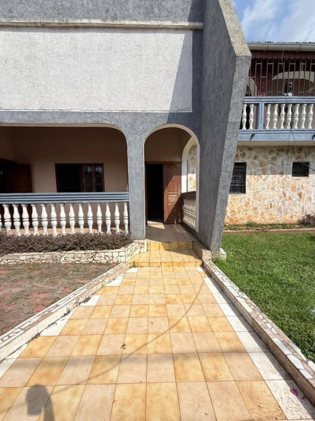 Duplex Spacieux  à louer à Ngousso