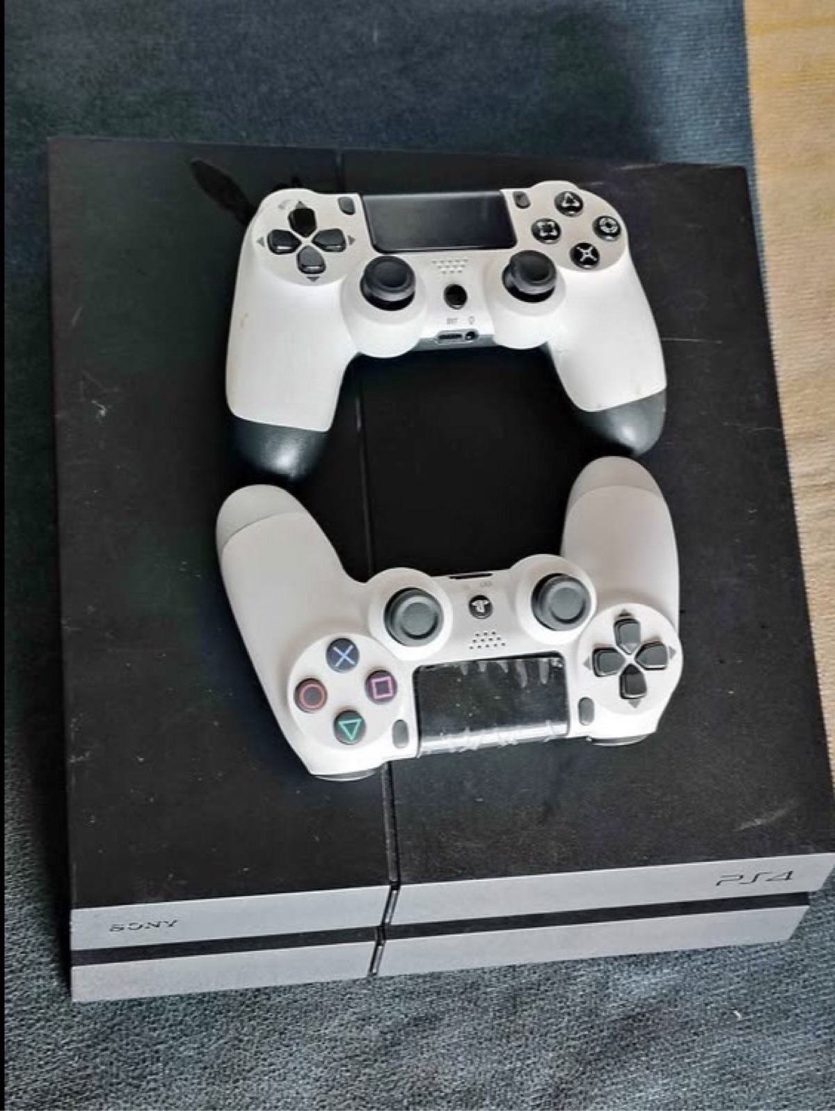 Ps4 déjà hacker avec des jeux et 2 manette clean