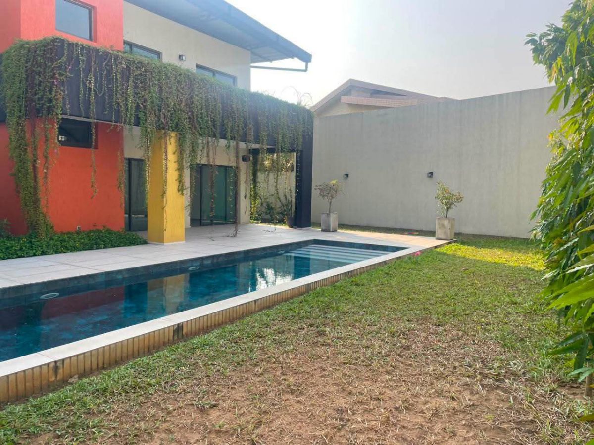 Villa duplex de type 7 pièces en Location