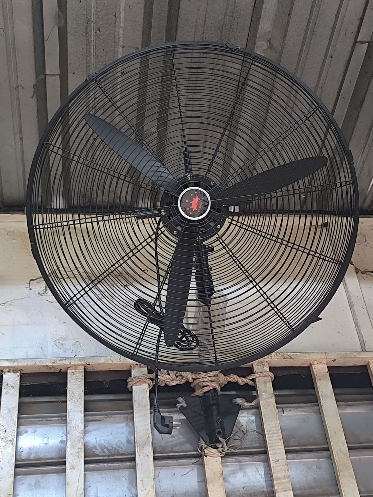 Ventilateur conférencier mural disponible