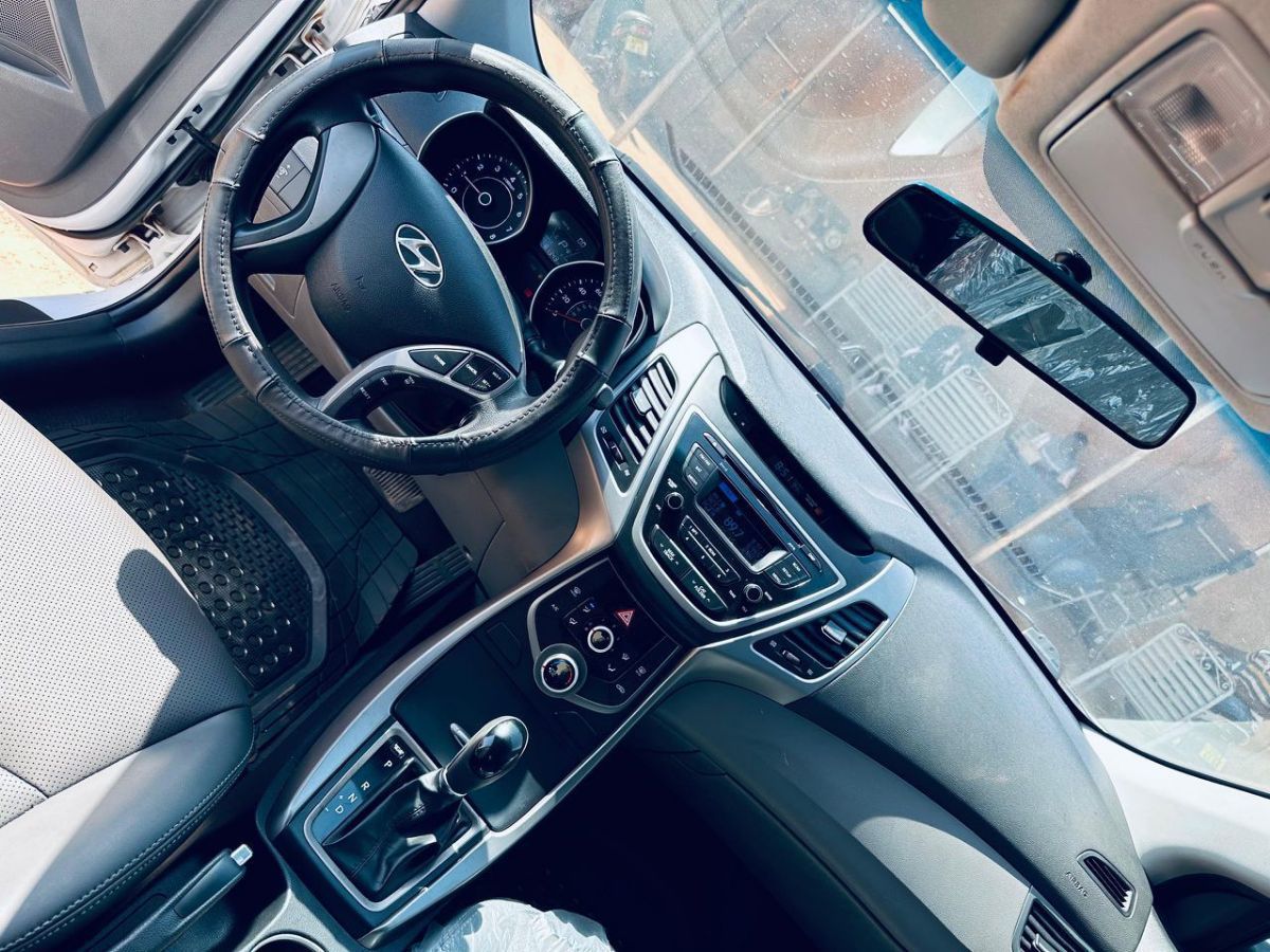 Hyundai Elantra À louer avec chauffeur - photo 3