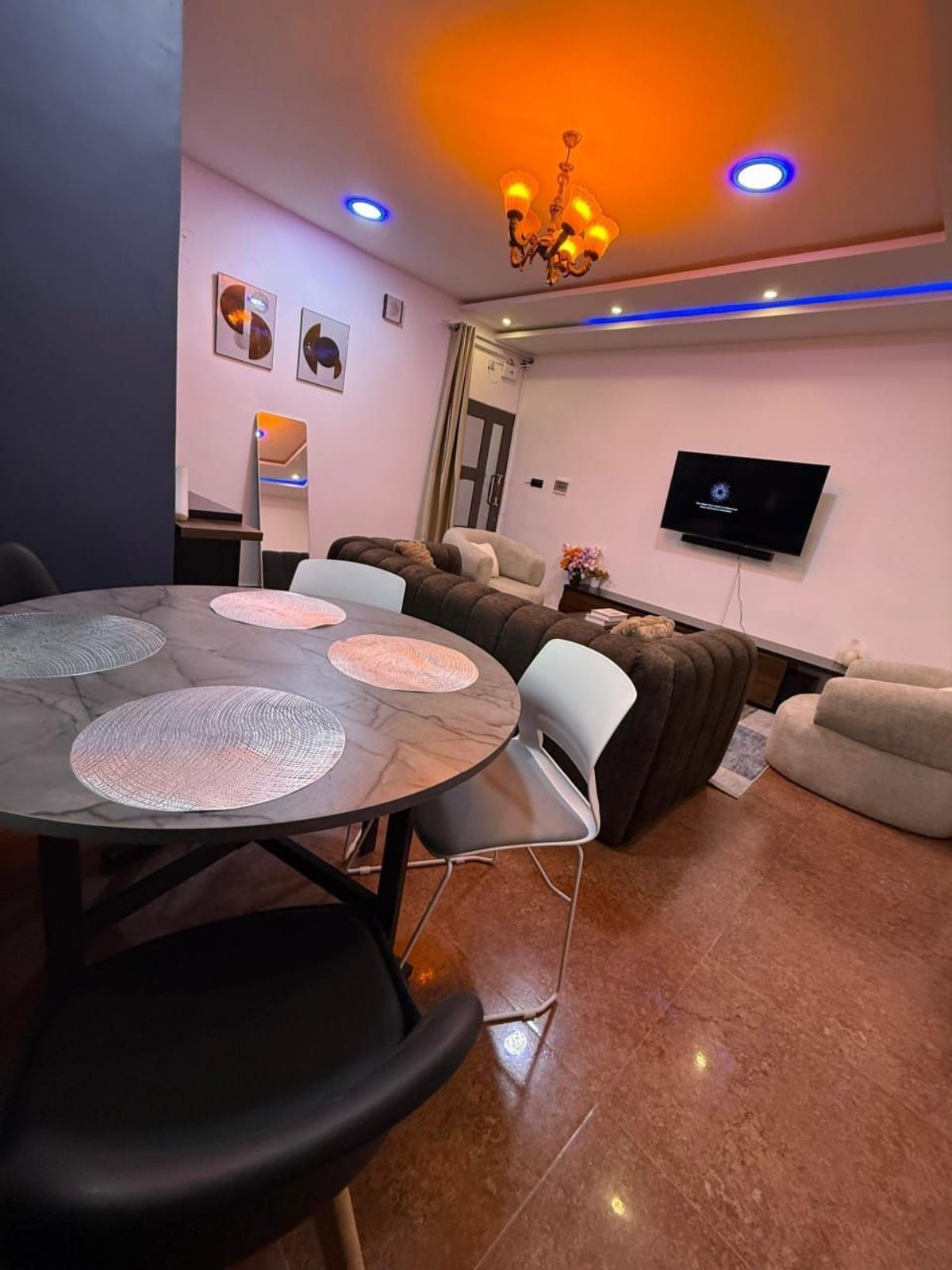 Appartement meublé à l etage au bord du goudron