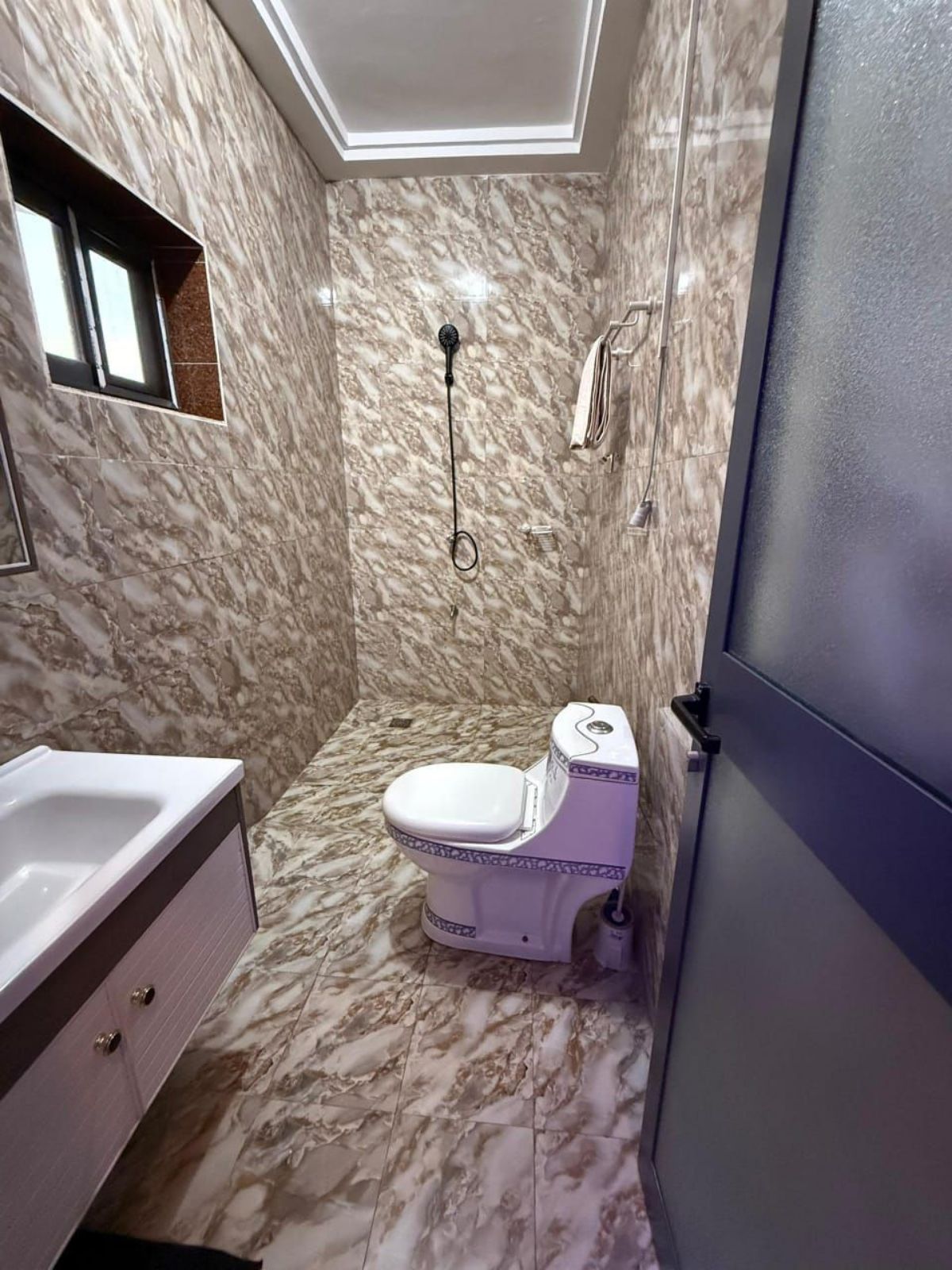 Appartement meublé à l etage au bord du goudron - photo 3