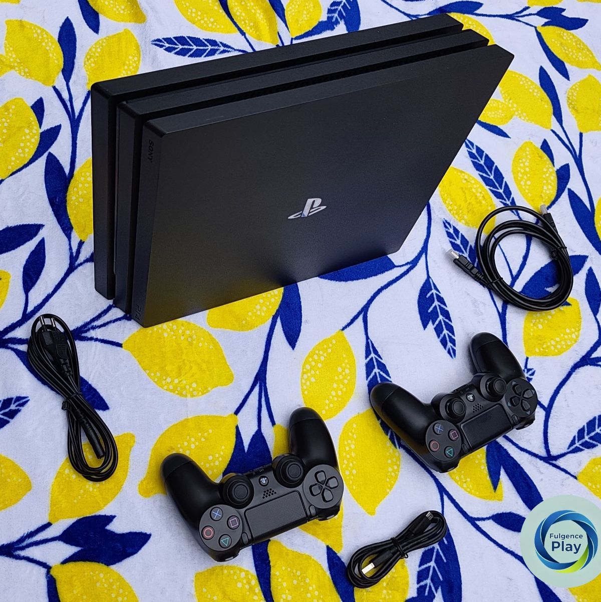 PS4 Pro en vente avec deux manettes et 28 jeux - photo 2
