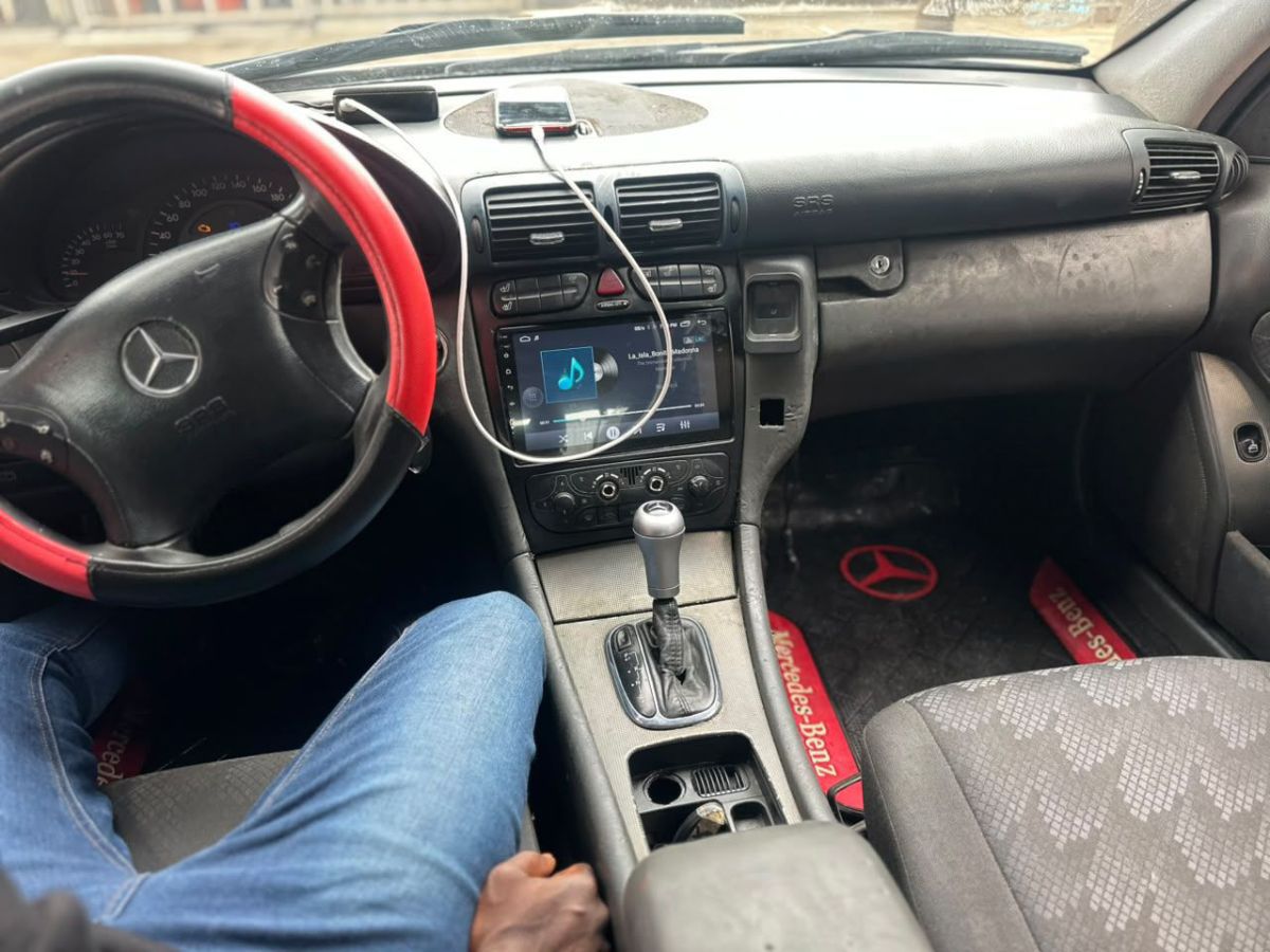 MERCEDES C200 AUTO CACHE ROUGE - photo 3