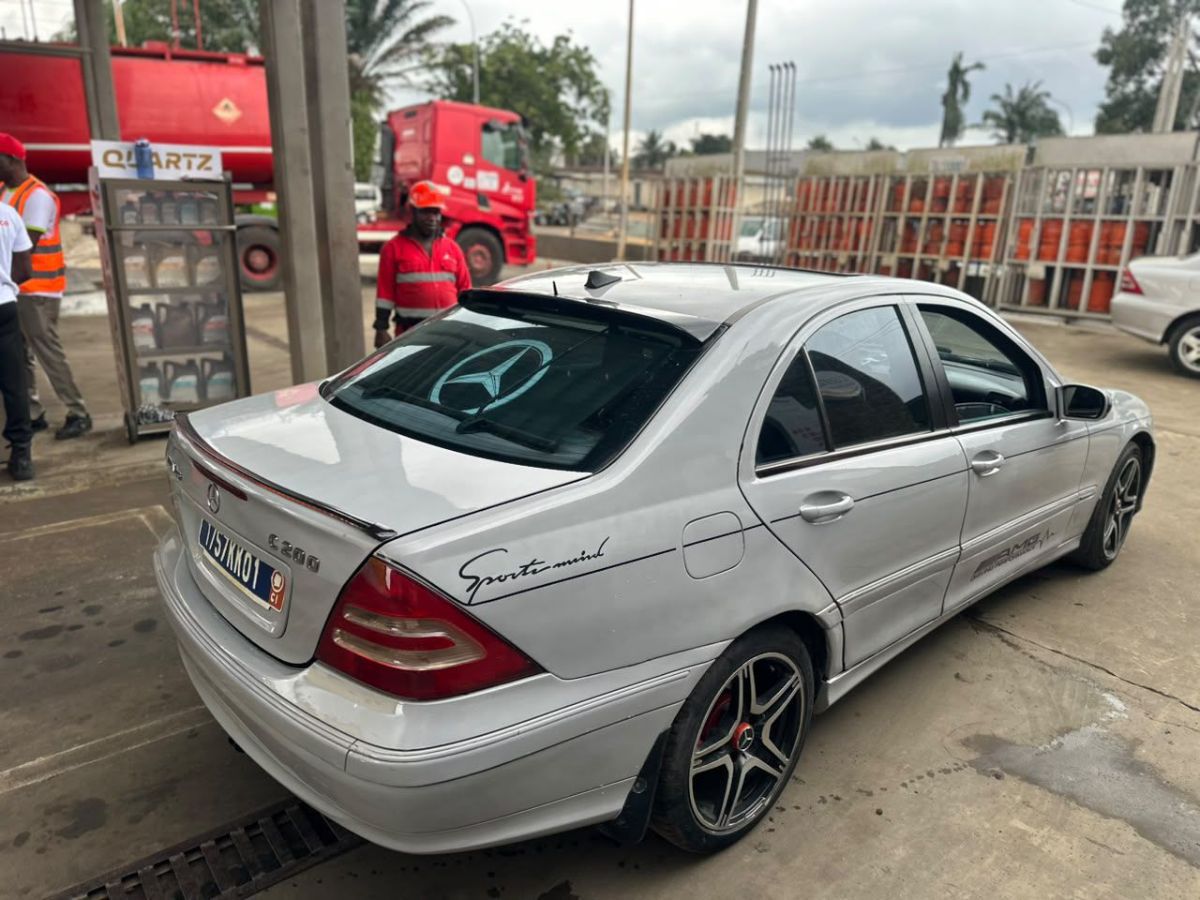 MERCEDES C200 AUTO CACHE ROUGE - photo 2
