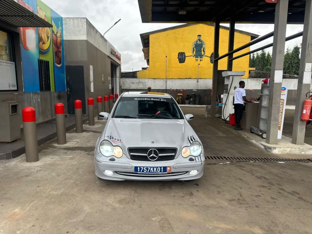 MERCEDES C200 AUTO CACHE ROUGE