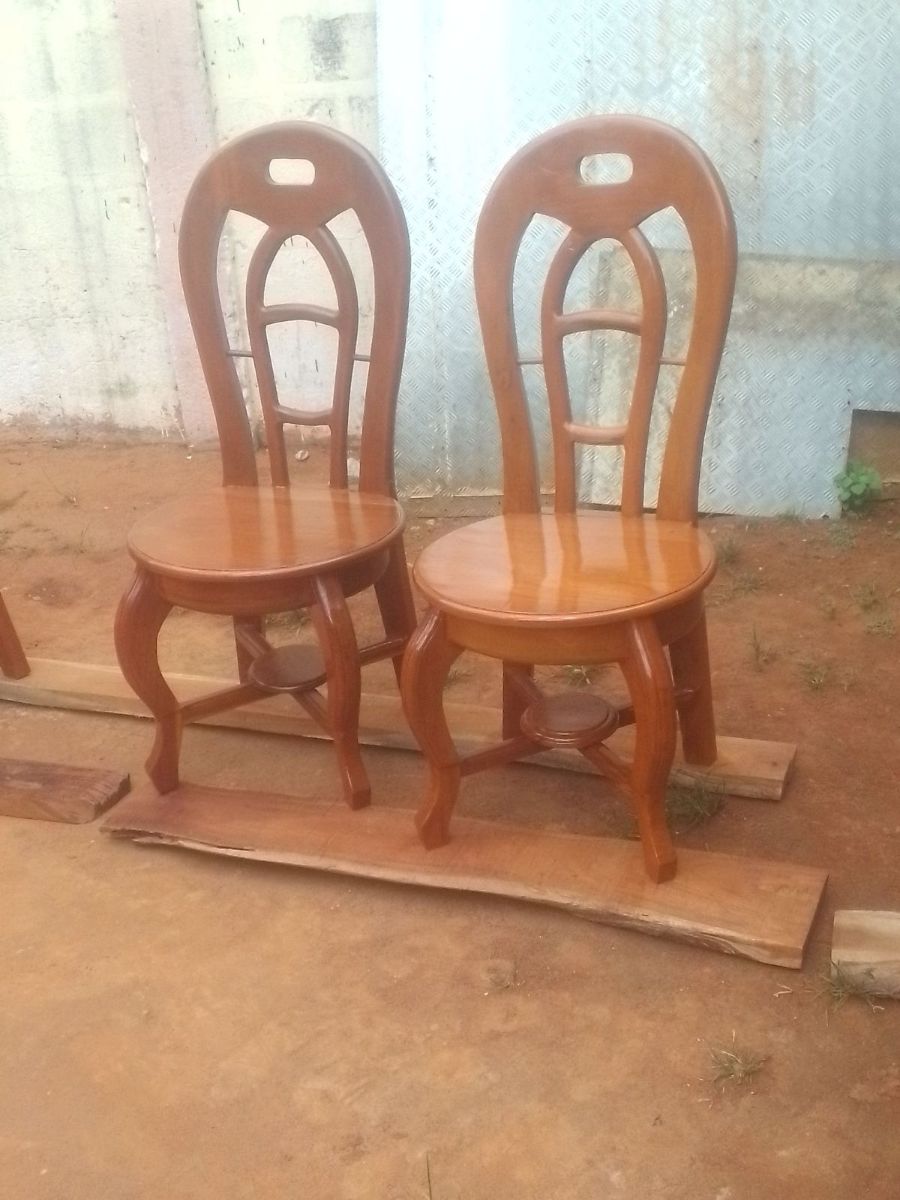 Disponible table à manger a 6 chaise