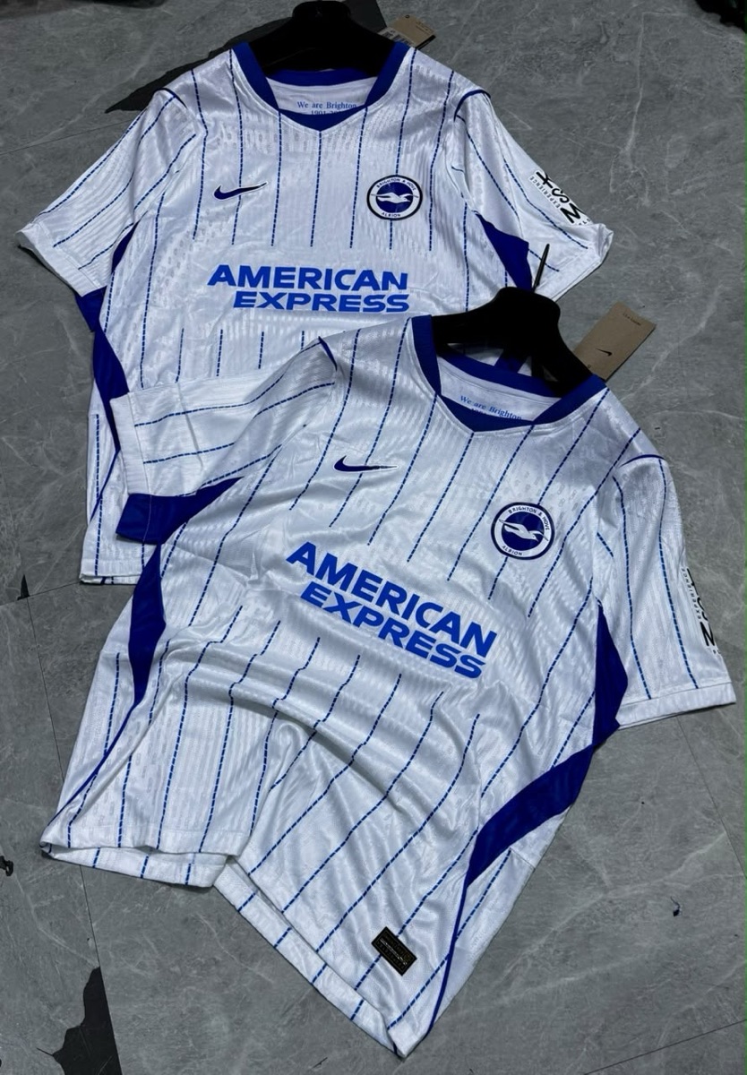 Des maillots en gros et en détail en vente