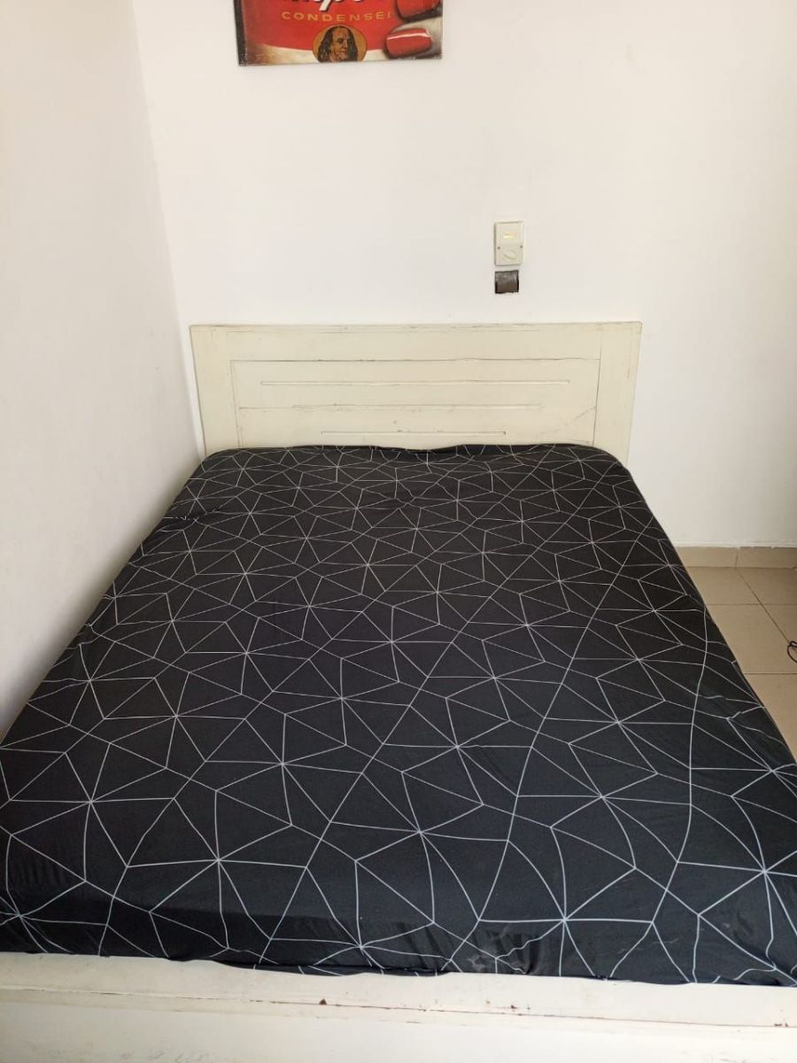 Lit double avec matelas et tête de lit à vendre..