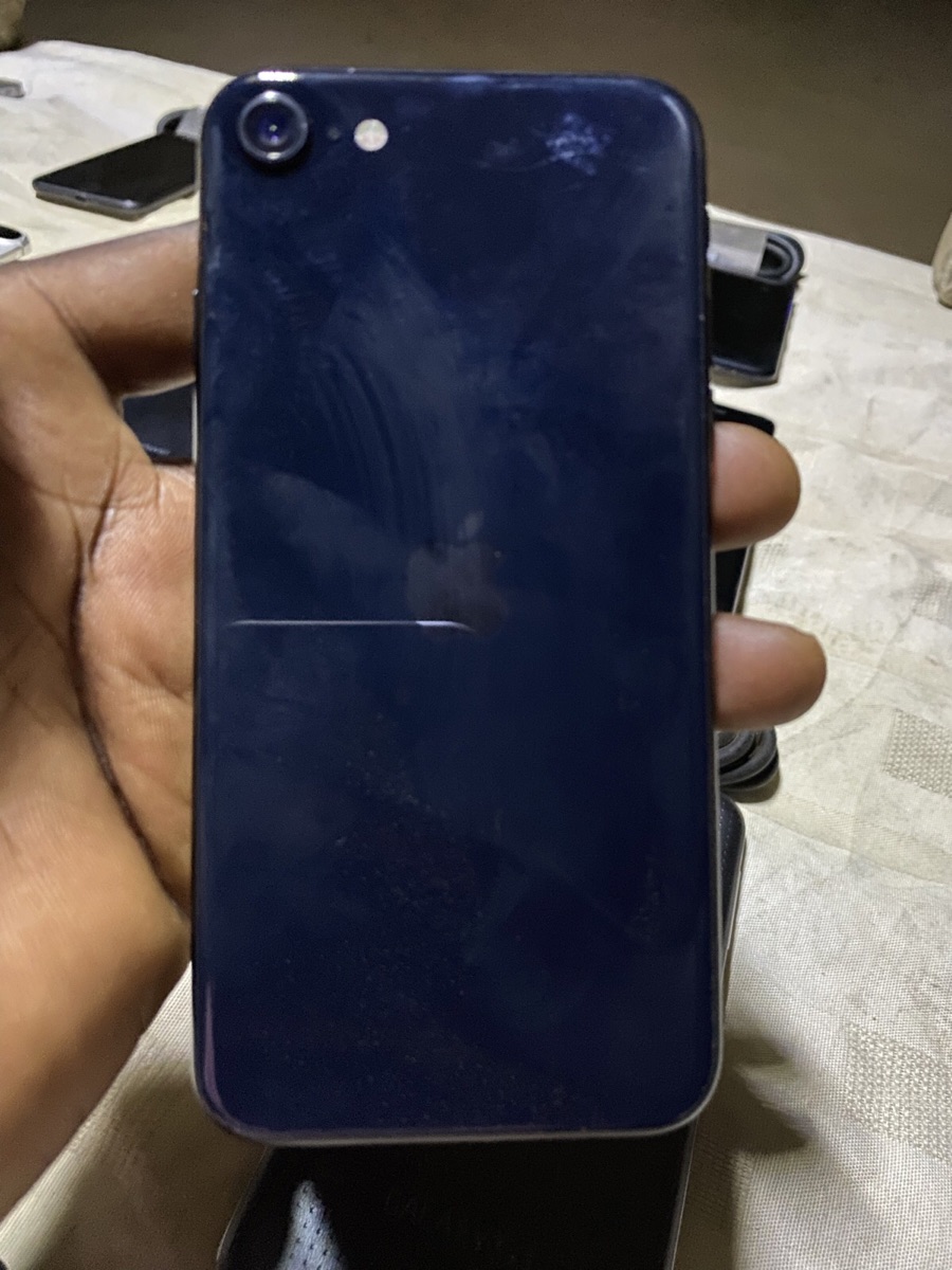 iPhone SE 2022 - photo 2