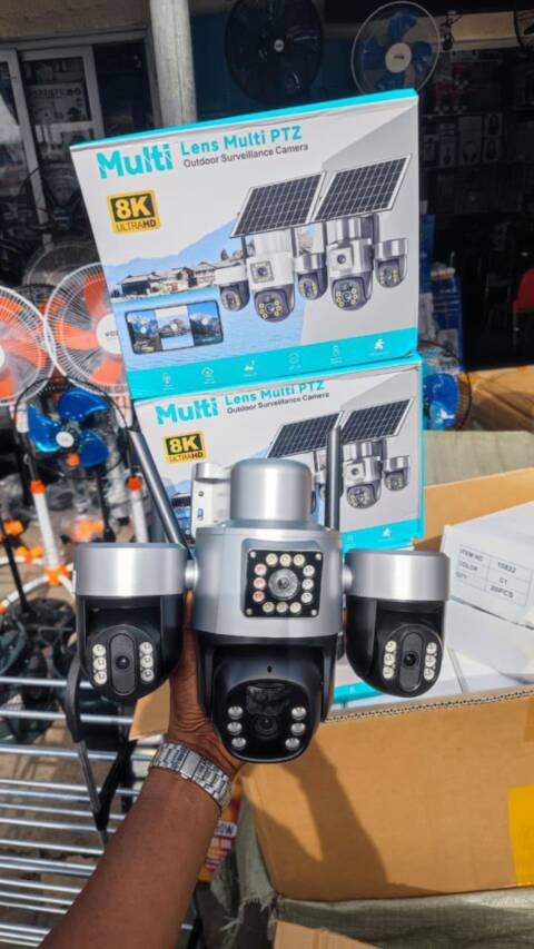 Caméra de surveillance 8k avec panneaux