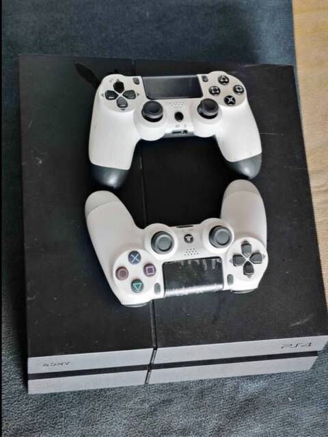 Ps4 déjà hacker avec des jeux et 2 manette clean