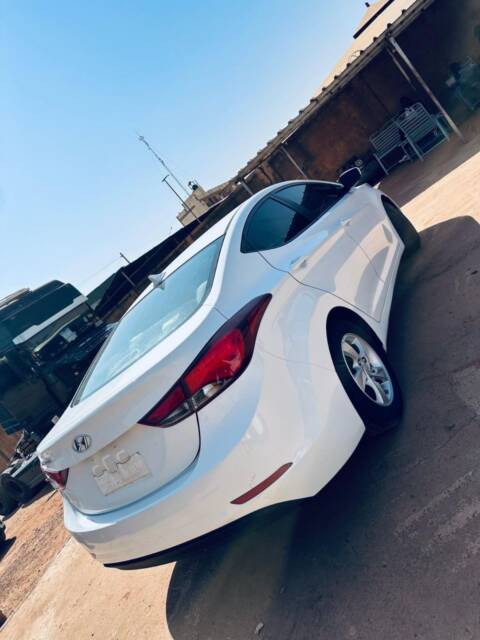 Hyundai Elantra À louer avec chauffeur