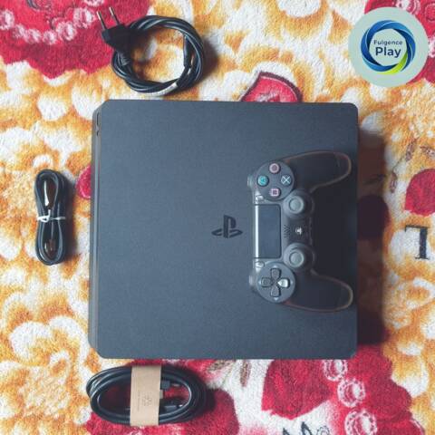 PS4 Slim en vente avec une manette et 15 jeux