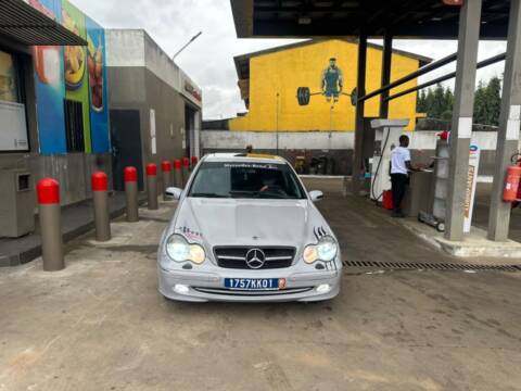MERCEDES C200 AUTO CACHE ROUGE